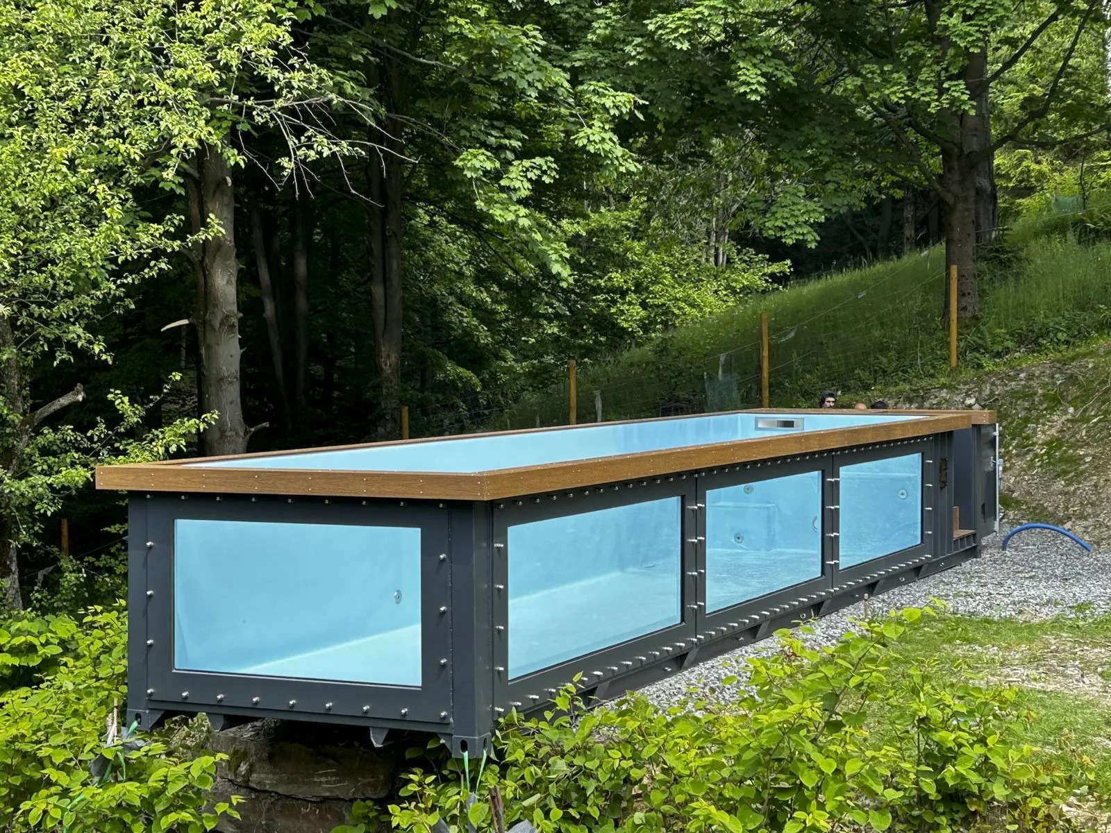 AquaBlox glass-side pool